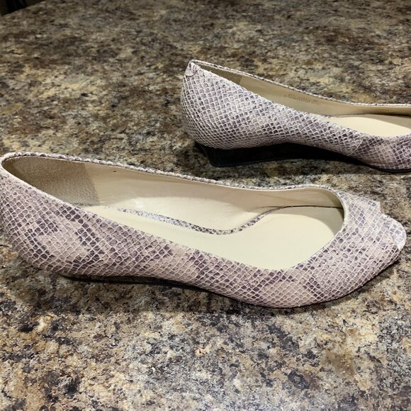Talbots shoe in size 9 with a 1 1/2 inch heel, cream textured leather - Picture 1 of 5